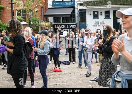 Dimostrazione di eredità mista con cartelli a sostegno della 'Black Lives Matter' dopo l'assassinio di George Floyd. Londra UK. Foto Stock