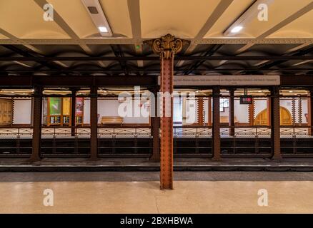 La linea M1 della metropolitana è la prima linea della metropolitana di Budapest ed è stata la prima linea ferroviaria metropolitana in Europa, aperta nel 1986 Foto Stock