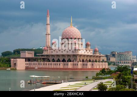 Masjib Putra moschea in putrajaya, Malesia, Asia presso il lago Foto Stock