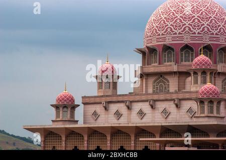 Le cupole e i disegni della moschea Masjib Putra a Putrajaya, Malesia, Asia presso il lago Foto Stock