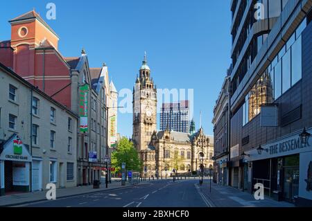 Regno Unito, South Yorkshire, Sheffield, guardando lungo Leopold Street verso il Municipio e la St Pauls Tower Foto Stock