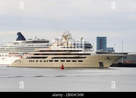 7 giugno 2020. Il più grande super-yacht del mondo del valore di £515 milioni è raffigurato passando la nave da crociera Norwegian Star mentre lascia Southampton Docks sulla rotta per Weymouth, Regno Unito. Il super yacht chiamato Dilbar vanta due eliporto e 60 cabine è di proprietà del miliardario russo Alisher Usmanov. Lo yacht, lungo oltre 500 metri, è il quarto yacht più grande del mondo per lunghezza, ma è il più grande in tonnellaggio lordo (15,917) e volume interno. Credit Stuart Martin/Alamy Live News Foto Stock