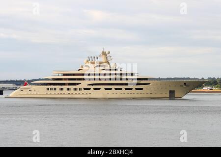 7 giugno 2020. Il più grande super-yacht del mondo del valore di £515 milioni è raffigurato lasciando Southampton Docks sulla rotta per Weymouth, Regno Unito. Il super yacht chiamato Dilbar vanta due eliporto e 60 cabine è di proprietà del miliardario russo Alisher Usmanov. Lo yacht, lungo oltre 500 metri, è il quarto yacht più grande del mondo per lunghezza, ma è il più grande in tonnellaggio lordo (15,917) e volume interno. Credit Stuart Martin/Alamy Live News Foto Stock