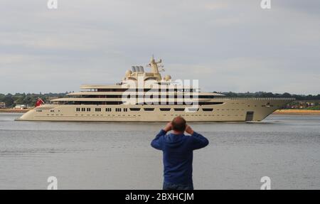 7 giugno 2020. Il più grande super-yacht del mondo del valore di £515 milioni è raffigurato lasciando Southampton Docks sulla rotta per Weymouth, Regno Unito. Il super yacht chiamato Dilbar vanta due eliporto e 60 cabine è di proprietà del miliardario russo Alisher Usmanov. Lo yacht, lungo oltre 500 metri, è il quarto yacht più grande del mondo per lunghezza, ma è il più grande in tonnellaggio lordo (15,917) e volume interno. Credit Stuart Martin/Alamy Live News Foto Stock