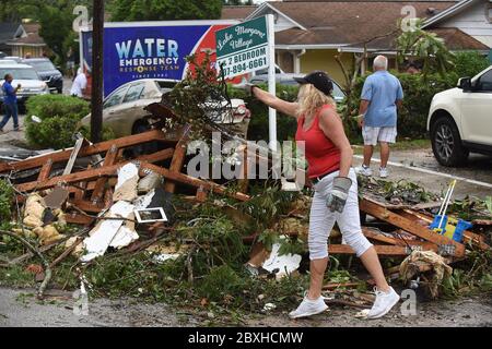 Orlando, Stati Uniti. 07 giugno 2020. 7 giugno 2020 - Orlando, Florida, Stati Uniti - UNA donna pulisce i detriti dopo un tornado generato dalla tempesta tropicale Cristobal passato attraverso Orlando, Florida il 6 giugno 2020. Credit: Paul Hennessy/Alamy Live News Foto Stock