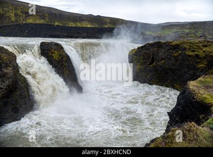 Hafragilsfoss è la cascata molto potente in Islanda non lontano dal suo fratello maggiore Dettifoss. Si trova nel Parco Nazionale di Jokulsargljufur Foto Stock