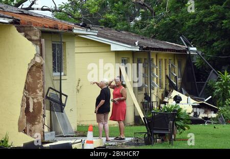 Orlando, Stati Uniti. 07 giugno 2020. 7 giugno 2020 - Orlando, Florida, Stati Uniti - i residenti rilevano danni ai loro edifici di appartamenti dopo un tornado generato dalla tempesta tropicale Cristobal passò attraverso Orlando, Florida il 6 giugno 2020. Credit: Paul Hennessy/Alamy Live News Foto Stock