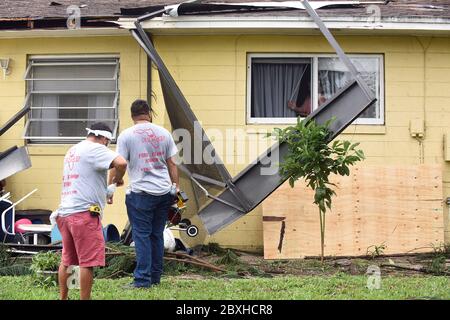 Orlando, Stati Uniti. 07 giugno 2020. 7 giugno 2020 - Orlando, Florida, Stati Uniti - i lavoratori riparano i danni ad un appartamento che è stato danneggiato quando un tornado generato da Tropical Storm Cristobal passato attraverso Orlando, Florida il 6 giugno 2020. Credit: Paul Hennessy/Alamy Live News Foto Stock