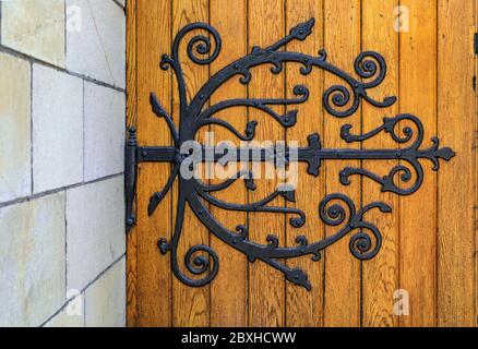 Porta laterale ornata con intricati ornamenti metallici a Oscarskyrkan o Oscar's Church nella parte sud-occidentale dell'edificio, a Stoccolma, Svezia Foto Stock