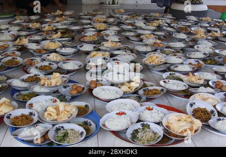 Piatti con cibo in una cerimonia del ramadan a Gili Air, Lombok, Indonesia Foto Stock