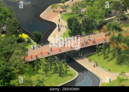 Effetto di spostamento tilt con persone in miniatura nel KLCC Park, Petronas Towers, Kuala Lumpur, Malesia Foto Stock