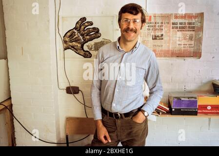 Roger Protz giornalista redattore del lavoratore socialista e successivamente della guida della buona birra di CAMRA 1971 Foto Stock