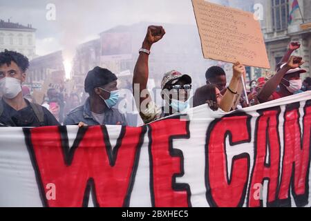 Manifestanti pacifici dimostrano contro la morte di George Floyd e contro ogni discriminazione razziale. Torino - Giugno 2020 Foto Stock