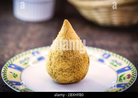 Gamba di pollo fritta brasiliana tradizionale. 'Coxinha di pollo, salato tipico di panetterie e snack bar e compleanni o feste tipiche. Foto Stock