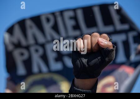 Brasilia, Brasile. 07 giugno 2020. Un pugno clenched si può vedere davanti ad un poster che commemora il consigliere comunale Marielle Franco, morto violentemente a Rio de Janeiro. Protestando contro gli oppositori del presidente brasiliano Jair Bolsonaro stanno lottando per la democrazia nella capitale del paese. Credit: Myke Sena//dpa/Alamy Live News Foto Stock