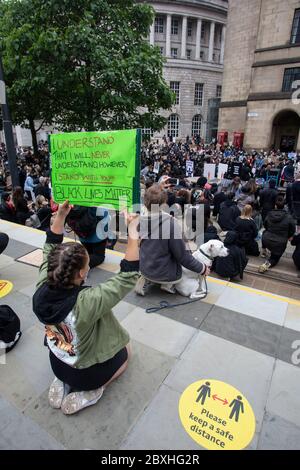 Manchester, Regno Unito. 7 Giugno 2020. Black Lives Matter protesta a Manchester UK Domenica 7 giugno a St Peters Square.migliaia di persone - la maggior parte dei quali indossavano maschere facciali per Covid-19. La protesta di oggi è stata una delle tre che si terrà a Manchester nel corso del fine settimana come parte del Black Lives Matter Movement. Credito immagine: Gary Roberts/Alamy Live News Foto Stock