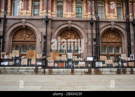 Manchester, Regno Unito. 7 Giugno 2020. Black Lives Matter protesta a Manchester UK Domenica 7 giugno cartelli lasciato in ringhiere di Midland Hotel.Today è stata una delle tre la protesta di avere luogo a Manchester nel corso del fine settimana come parte del Black Lives Matter Movement. Credito immagine: Gary Roberts/Alamy Live News Foto Stock