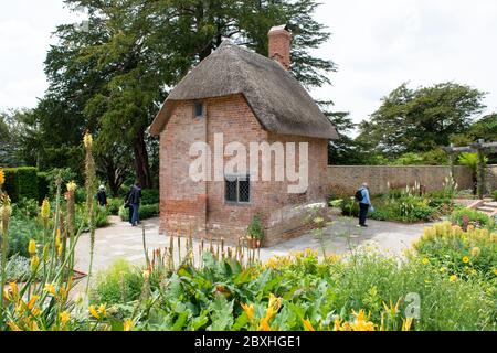 Castello Cary, Somerset. Giugno 2020: Bella casetta inglese circondata da fiori e piante. Foto Stock