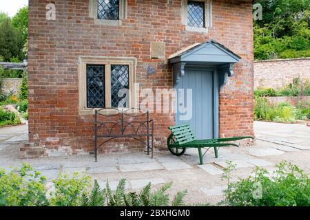 Castello Cary, Somerset. Giugno 2020: Bella casetta inglese circondata da fiori e piante. Foto Stock