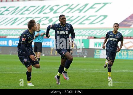 Augusta, Germania. 7 giugno 2020. Prima giubilazione, Augusta, Germania, 7 giugno 2020, Anthony MODESTE, 1.FCK 27 grazie dopo il 1-0 con Elvis REXHBECAJ, 1.FCK 20. FC AUGSBURG - 1.FC KOELN Koln, 07.06.2020 1.Bundesliga, stagione 2019/2020, 30.matchday, Koln Peter Schatz/Pool/primo | Use worldwide Credit: dpa/Alamy Live News Foto Stock