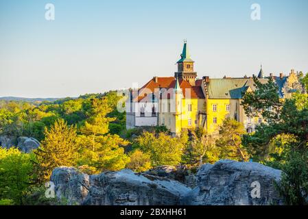 Hruba skala castello costruito sulla cima di rocce di arenaria. Paradiso bohemien, ceco: Cesky raj, Repubblica Ceca. Foto Stock