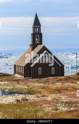 La Chiesa di Sion, costruita nel 1782, si trova ai margini delle acque ghiacciate di Ilulissat. La città, con 4,000 persone, è la terza più grande della Groenlandia Foto Stock