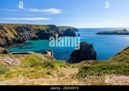 Affacciato su Mullion Cove in una bella giornata estiva soleggiata. Cornovaglia Inghilterra Regno Unito Europa Foto Stock