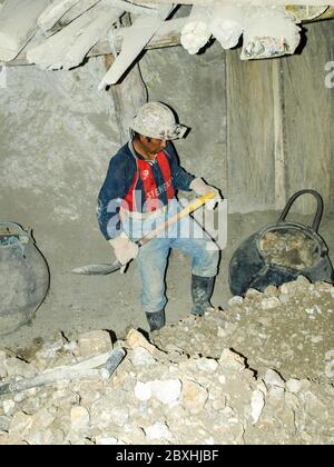 POTOSI, BOLIVIA - 5 LUGLIO 2008: Minatore maschile nella miniera Cerro Rico di Potosi, Bolivia. Uno dei posti di lavoro più difficili e pericolosi del mondo. Foto Stock