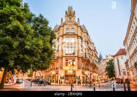 PRAGA, REPUBBLICA CECA - 26 GIUGNO 2019: Strade illuminate della Città Vecchia in serata. Incrocio tra V Kolkovne e Vezenska Street. Praga, Repubblica Ceca. Foto Stock