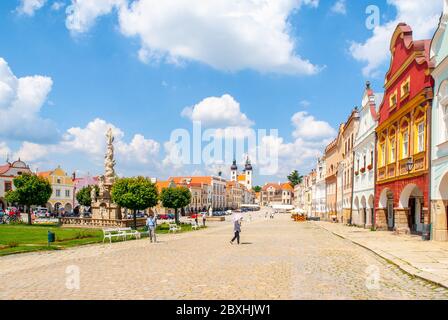 TELC, REPUBBLICA CECA - 31 MAGGIO 2018: Zachary di Piazza Hradec. Piazza centrale con case di rinascita colorate a Telc, Repubblica Ceca. Foto Stock