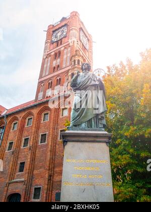 TORUN, POLONIA - 27 AGOSTO 2014: Statua di Nicolaus Copernico, matematico e astronomo rinascimentale, a Torun Polonia Foto Stock