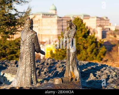 BUDAPEST, UNGHERIA - 3 DICEMBRE 2016: Statua di bronzo del re Buda e della regina Pest sulla collina di Gellert, Budapest, Ungheria Foto Stock