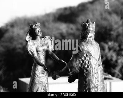 BUDAPEST, UNGHERIA - 3 DICEMBRE 2016: Statua di bronzo del re Buda e della regina Pest sulla collina di Gellert, Budapest, Ungheria. Immagine in bianco e nero. Foto Stock