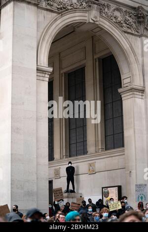 Manchester, Regno Unito. 7 Giugno 2020. I membri del pubblico sono visti a una protesta Black Lives Matter, Manchester, Regno Unito. Credit: Jon Super/Alamy Live News. Foto Stock