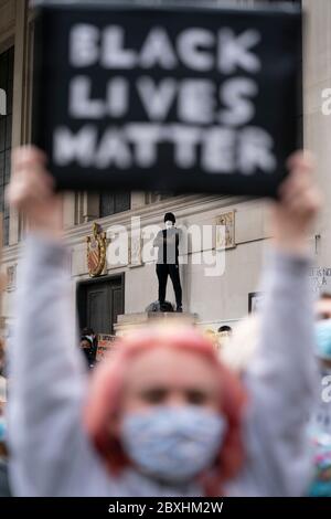 Manchester, Regno Unito. 7 Giugno 2020. I membri del pubblico sono visti a una protesta Black Lives Matter, Manchester, Regno Unito. Credit: Jon Super/Alamy Live News. Foto Stock