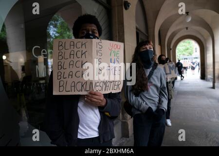Manchester, Regno Unito. 7 Giugno 2020. I membri del pubblico sono visti a una protesta Black Lives Matter, Manchester, Regno Unito. Credit: Jon Super/Alamy Live News. Foto Stock
