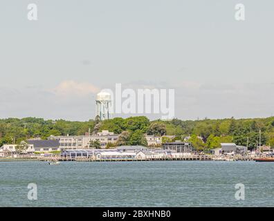 Vista di Greenport, NY da Shelter Island, NY Foto Stock