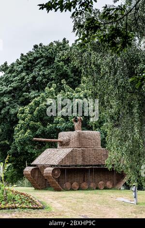 Due vasche di ciottoletta alla rotatoria nel centro di Chelmsford. Realizzato da Deb Hart di Hart Willow a Bocking per commemorare il giorno della guerra e la fine della guerra Foto Stock