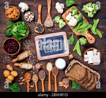 Fonti di proteina vegana. Vista dall'alto su sfondo di legno marrone Foto Stock