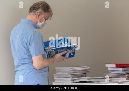 Mosca, Russia. 6 giugno 2020 UN uomo che indossa una maschera protettiva guarda i libri al sito del festival annuale del libro della Piazza Rossa nel centro di Mosca durante l'epidemia del romanzo Coronavirus COVID-19 in Russia Foto Stock