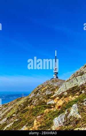 Torre radiofonica e televisiva sulla cima del monte Ulriken, Bergen, Norvegia Foto Stock