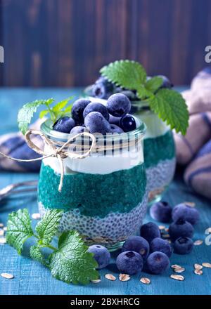 Semi di Chia con budino di spirulina e mirtilli Foto Stock