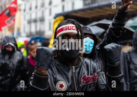 Milano, Italia. I 2020 manifestanti manifestanti manifestanti manifestanti alla stazione centrale di milano ontro le discriminazioni razziali, in seguito all'omicidio di george floyd negli usa durante la Manifestazione Black Lives materia contro la discriminazione razziale in seguito all'omicidio di George Floyd, actuality in Milan, Italy, June 07 2020 Credit: Agenzia indipendente di foto/Alamy Live News Foto Stock