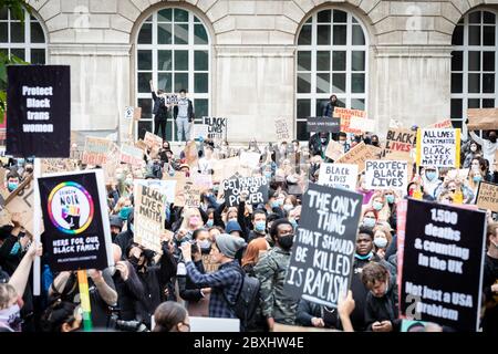 I manifestanti tengono cartelli durante la dimostrazione.migliaia di persone partecipano alla più recente protesta 'Black Lives Matter' fuori St Peters Square a Manchester dopo la morte di George Floyd negli Stati Uniti. Foto Stock