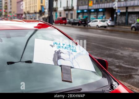 Milano, Italia. un cartello on un'auto after il passaggio del corteo durante la Manifestazione Black Lives matter contro la discriminazione razziale in seguito all'omicidio di George Floyd, actuality in Milan, Italy, June 07 2020 Credit: Independent Photo Agency/Alamy Live News 2020 Foto Stock