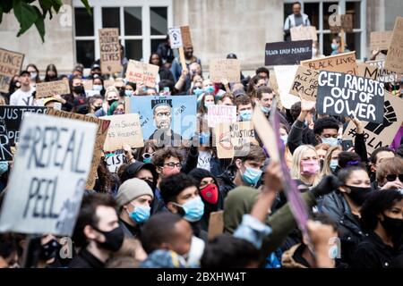 I manifestanti tengono cartelli durante la dimostrazione.migliaia di persone partecipano alla più recente protesta 'Black Lives Matter' fuori St Peters Square a Manchester dopo la morte di George Floyd negli Stati Uniti. Foto Stock