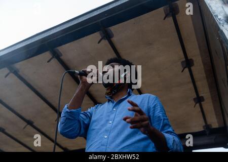 Milano, Italia. 7 giugno 2020. lo speaker invita la folla a protestare pacificamante per far valere i divoriti durante la Manifestazione Black Lives materia contro la discriminazione razziale in seguito all'omicidio di George Floyd, actuality in Milan, June 07 2020 Credit: Independent Photo Agency/Alamy Live News Foto Stock