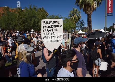 Migliaia di manifestanti partecipano al Black Lives Matter Tucson: Celebrazione della Black Lives protesta e dimostrazione per ricordare i neri che wer Foto Stock