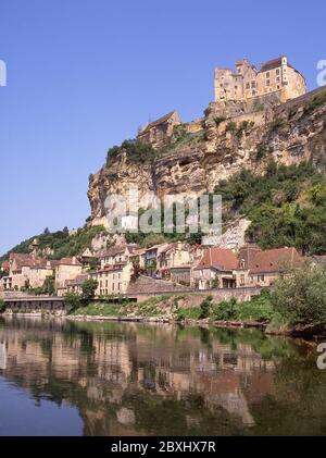 Chateau de Beynac e villaggio sul fiume Dordogna, Beynac-et-Cazenac, Dordogna, Nouvelle-Aquitaine, Francia Foto Stock