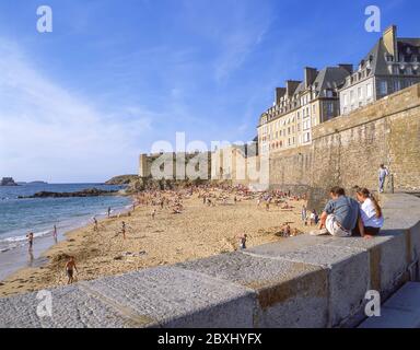 Le mura della città e dalla spiaggia, Saint-Malo, Ille-et-Vilaine Bretagna, Francia Foto Stock